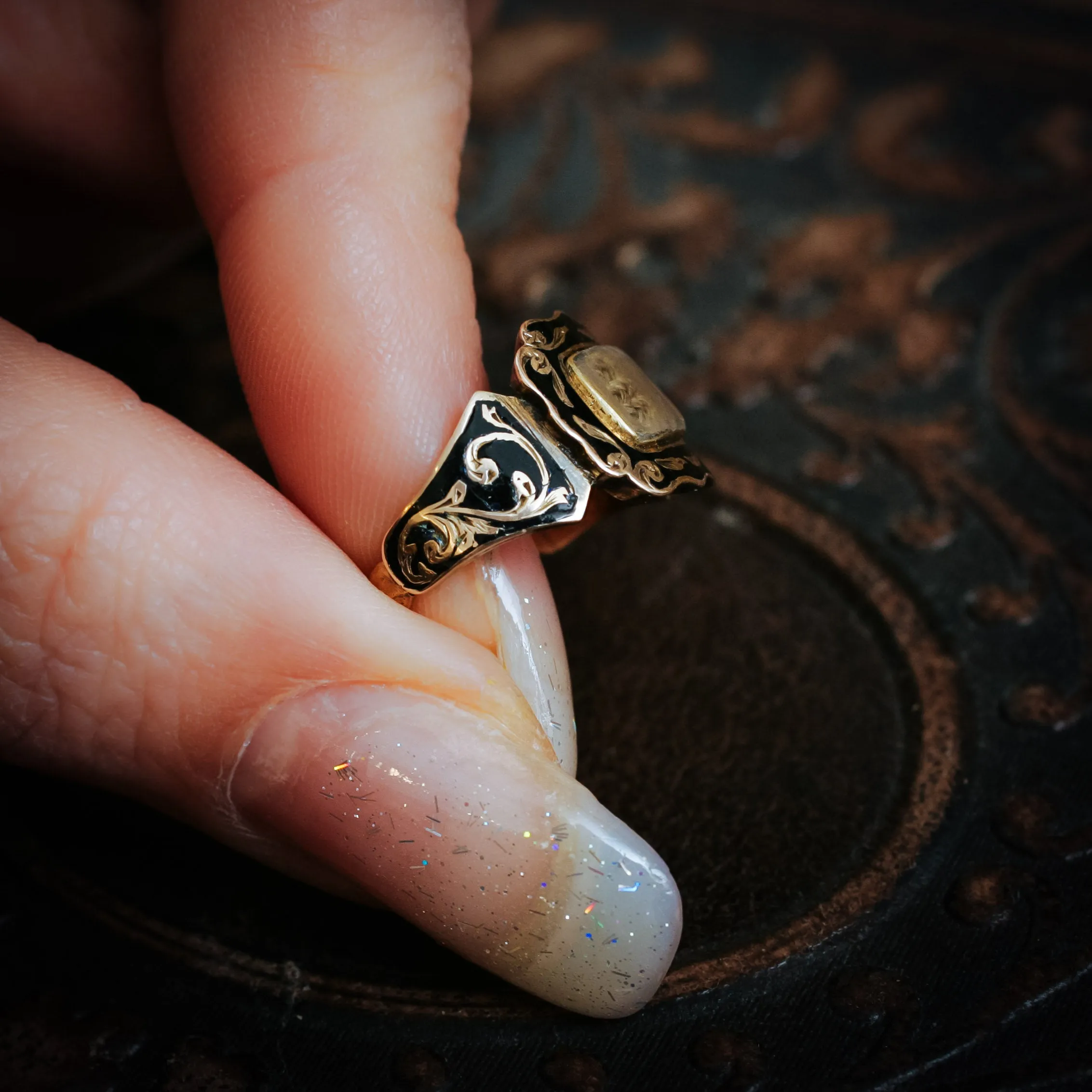 Exquisite Antique Floral Black Enamel Mourning Ring – Timeless Elegance and Sentimental Charm
