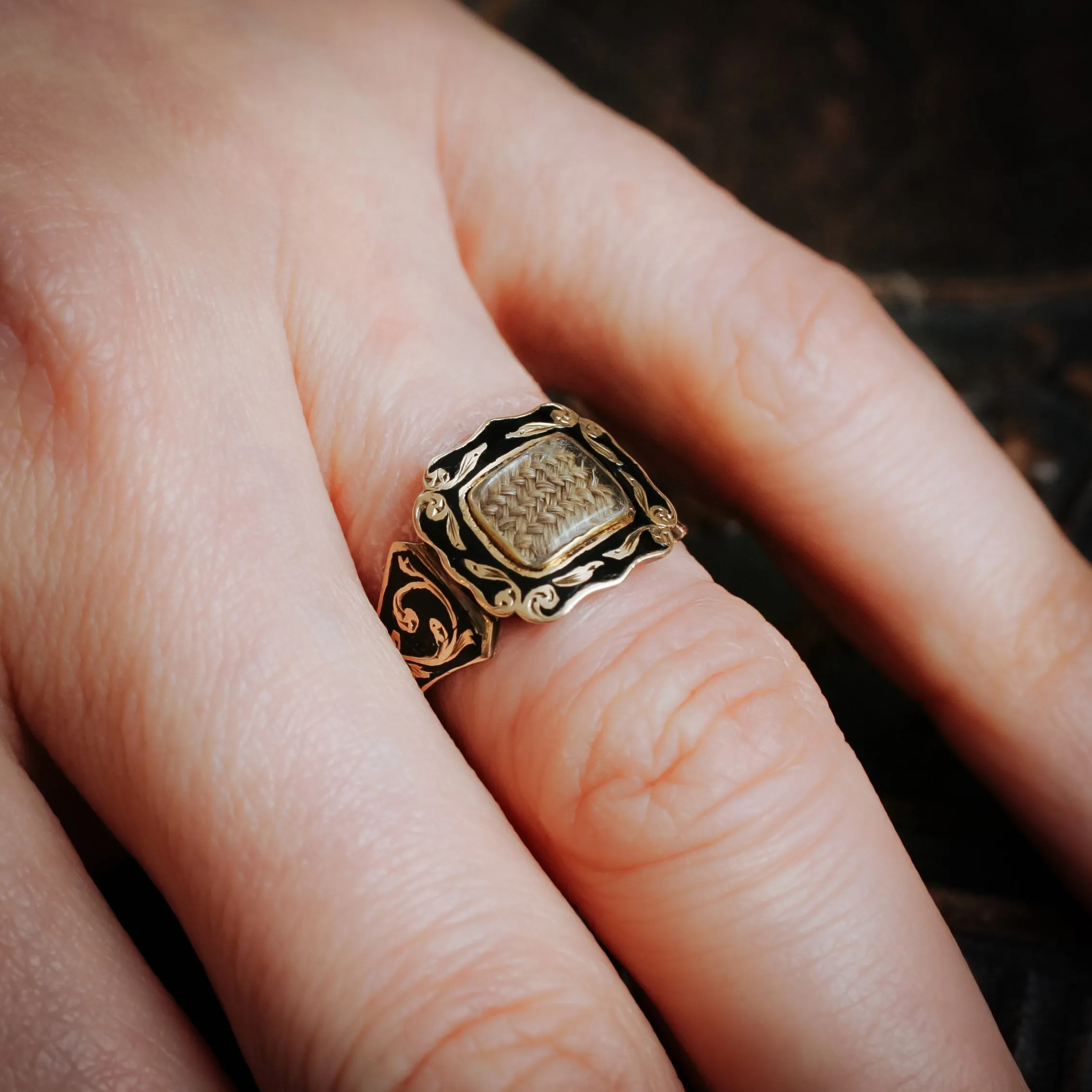 Exquisite Antique Floral Black Enamel Mourning Ring – Timeless Elegance and Sentimental Charm