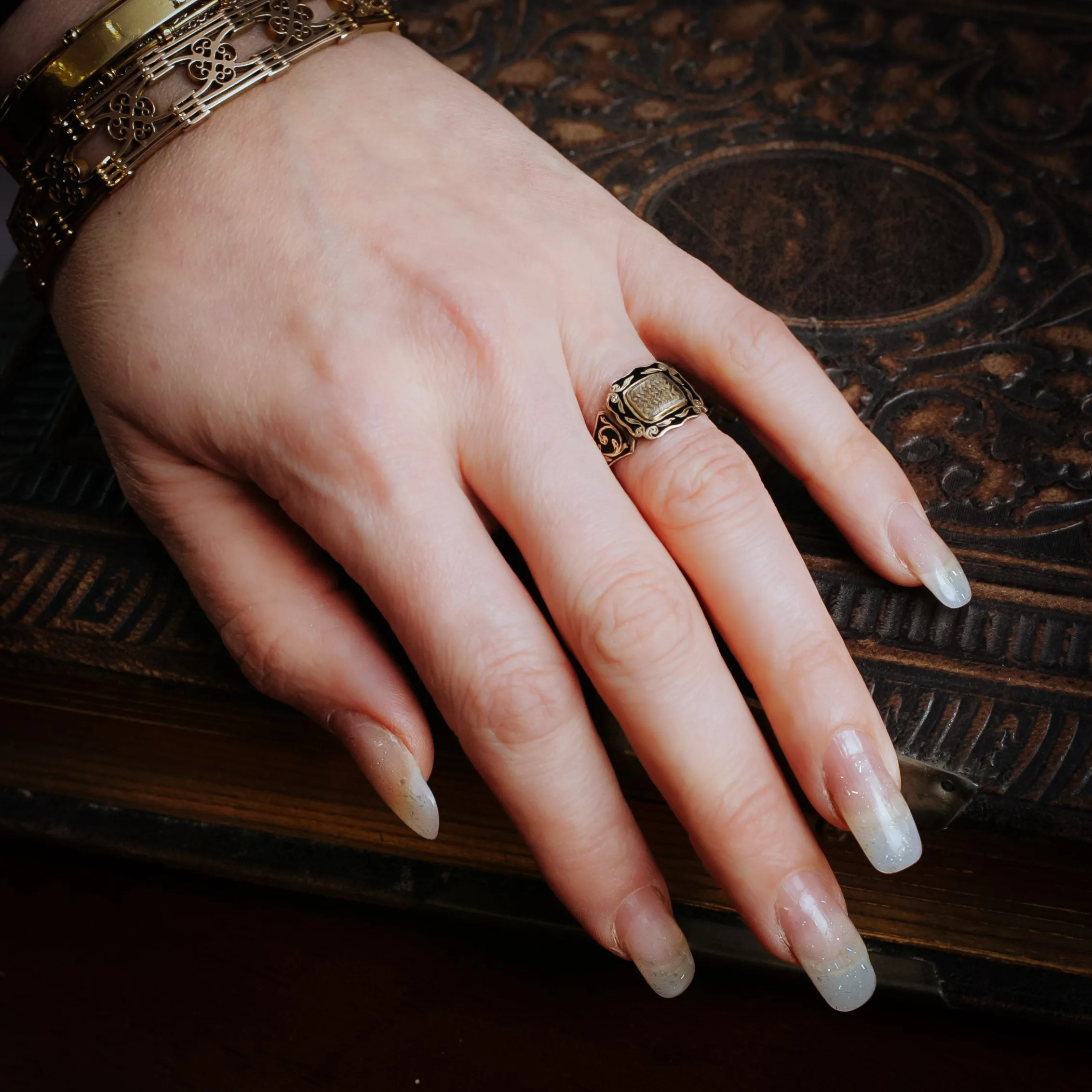 Exquisite Antique Floral Black Enamel Mourning Ring – Timeless Elegance and Sentimental Charm