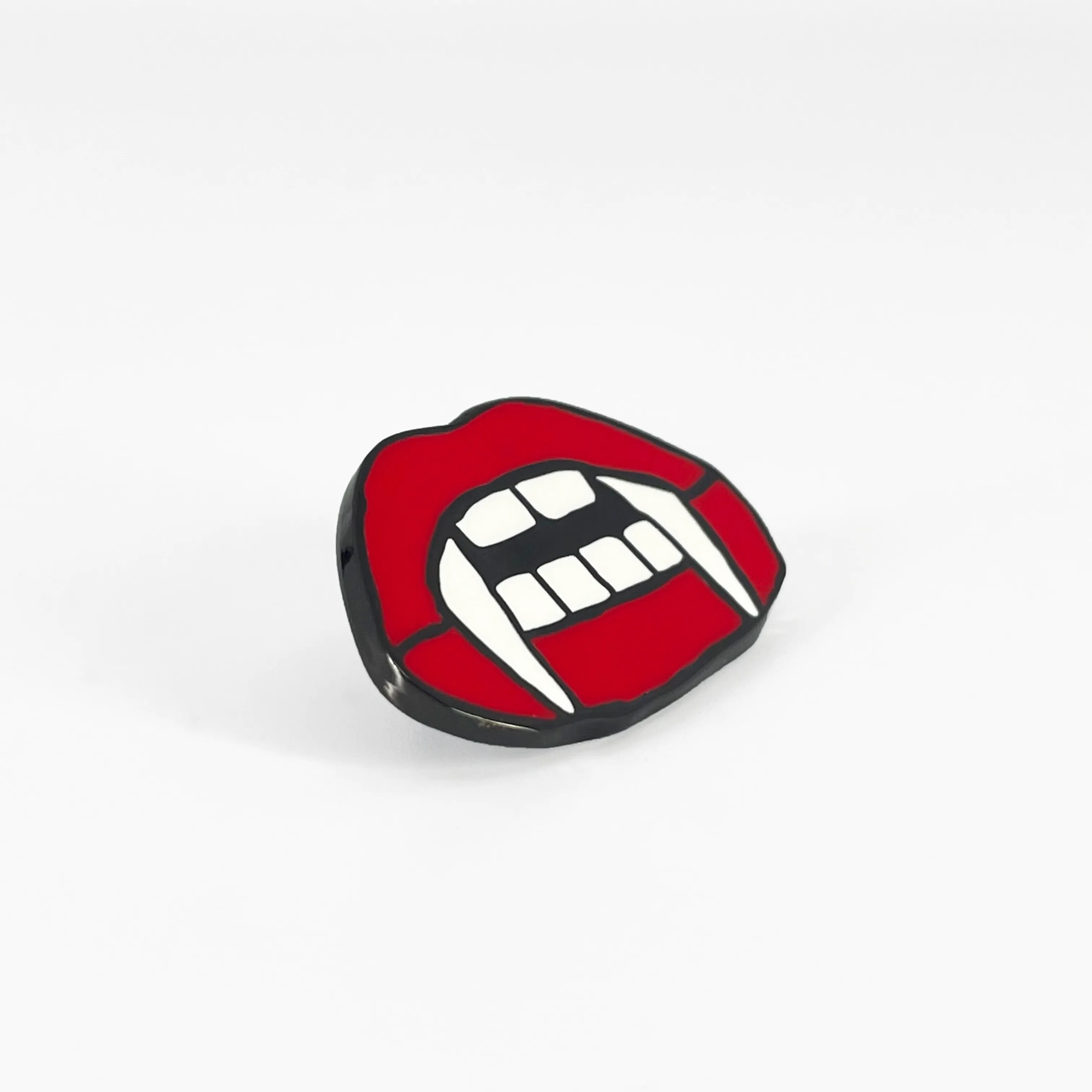 "KISS ME" PIN